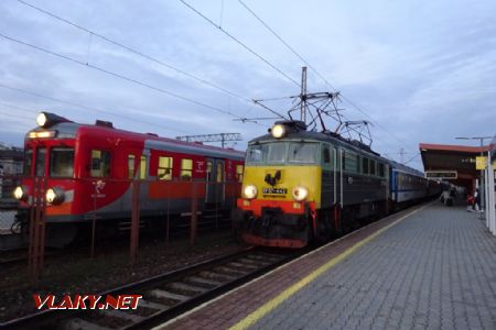 Przemyśl, lokomotiva EP07-442 ve starém nátěru s českými vozy na TLK do Krakowa, 26.9.2021 © Jiří Mazal