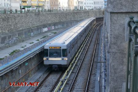 Wien/Pilgramgasse: metro typu U1 v korytě řeky Wien, 21. 3. 2022 © Libor Peltan