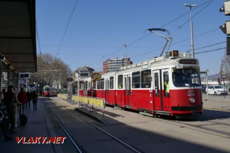 Wien/Schwedenplatz: setkání tramvají E2 na lince a autoškole, 21. 3. 2022 © Libor Peltan