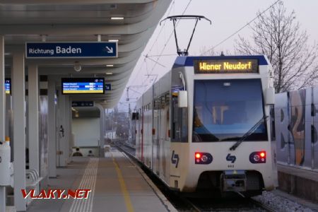Wien Gutheil-Schoder-Gasse: řada 400 Badner Bahn, 22. 3. 2022 © Libor Peltan