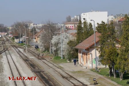 Osijek Donji Grad: celkový pohled na staničku z lávky, 26. 3. 2022 © Libor Peltan