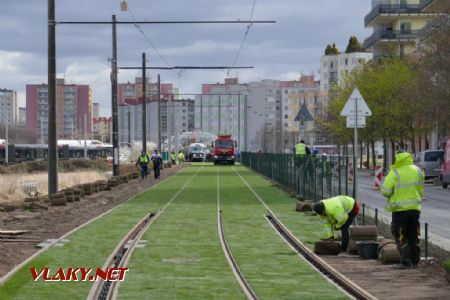 Sídliště Barrandov: rozličné finišování před slavnostním otevřením trati do Holyně, 8. 4. 2022 © Libor Peltan