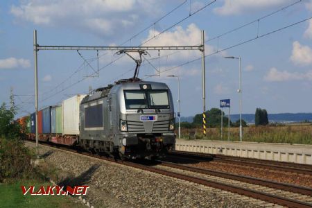 383 401 v čele kontejnerového vlaku směřuje do Brna; Horky u Čáslavi 14.9.2021 © Jan Kubeš