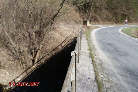 Most cez potok Zubák bol hneď vedľa hlavnej cesty, 27.3.2022 © Ľuboš Chmatil