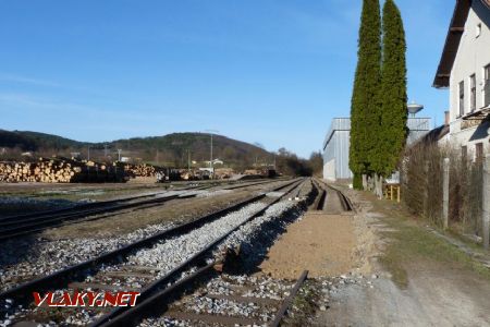 Stanica Lednické Rovne, tu začínala lesná železnica, koľaj v rekonštrukcii, 27.3.2022 © Ľuboš Chmatil