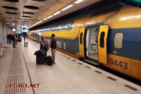Schiphol Airport: Patrová jednotka řady VIRM v podzemní stanici © Tomáš Kraus, 14.4.2022