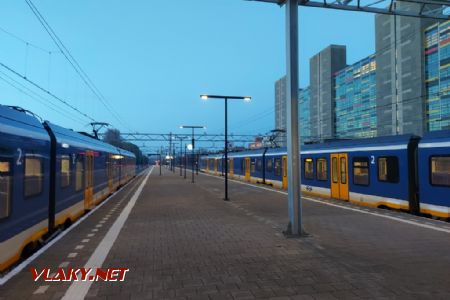 Leiden Centraal: Čekající jednotky CAF Civity (SNG) © Tomáš Kraus, 14.4.2022