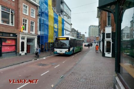 Leiden: Autobus MHD a typický nepořádek na ulici po ránu © Tomáš Kraus, 15.4.2022