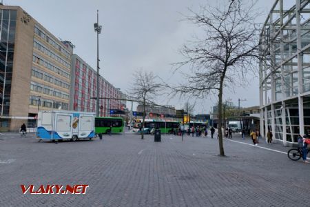 Leiden Centraal: Autobusová stanoviště před nádražím © Tomáš Kraus, 15.4.2022