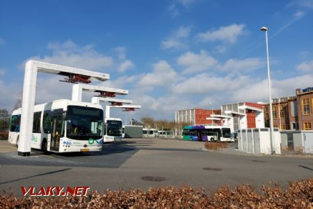 Apeldoorn: Elektrobusy MHD na nabíječkách © Tomáš Kraus, 16.4.2022