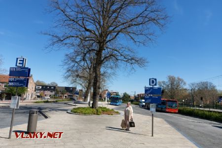 Harderwijk: Autobusová stanoviště před nádražím © Tomáš Kraus, 17.4.2022