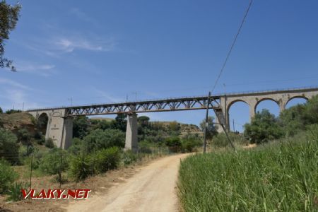 Agrigento: jeden z monumentálních mostů na neprovozované trati do přístavu Porto Empedocle, 15. 5. 2022 © Libor Peltan