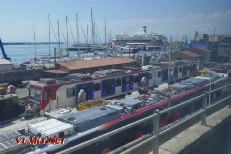 Catania: souprava metra na zvedácích v přístavu, 19. 5. 2022 © Libor Peltan