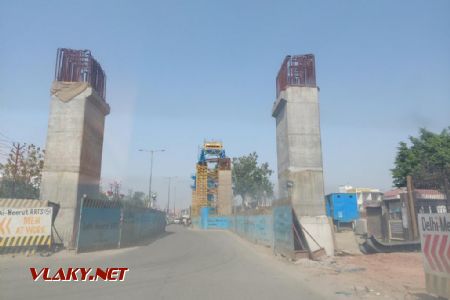 Stavba pilierov estakády v Meerute. 3.2022 © F. Smatana