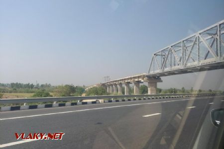 Nadjazd RRTS ponad diaľnicu medzi Delhi a Meerut. 4.2022 © F. Smatana