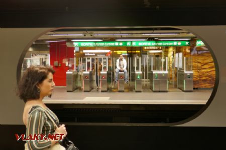 Lyon: atmosféra starých stanic metra s oválnými průhledy zdí mezi kolejemi, 25. 5. 2022 © Libor Peltan