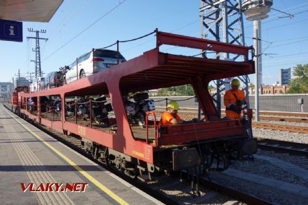 16.8.2022 - Hlavná stanica vo Viedni, do čela nám pripájajú rakúsky vagón s autami ©Juraj Földes