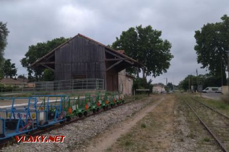Fontvieille: nádraží a odstavené turistické drezíny, 22. 5. 2022 © Libor Peltan