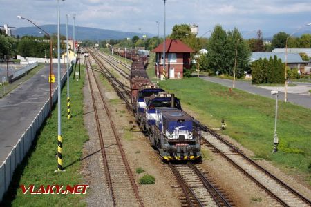 Tie nahradí dvojica 746.010 a 746.008 a vlak pokračuje na Plešivec, 29.8.2022, Lučenec © S.Langhoffer
