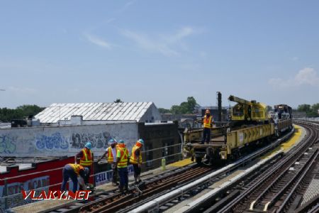 Brooklyn/Ozone Park–Lefferts Boulevard: práce na trati si vystačí s výlukou jedné koleje, 21. 7. 2022 © Libor Peltan