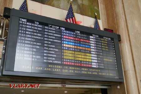 Newark Penn Station: “pragotron” zobrazuje u nejbližších vlaků čas do příjezdu místo zpoždění, 28. 7. 2022 © Libor Peltan