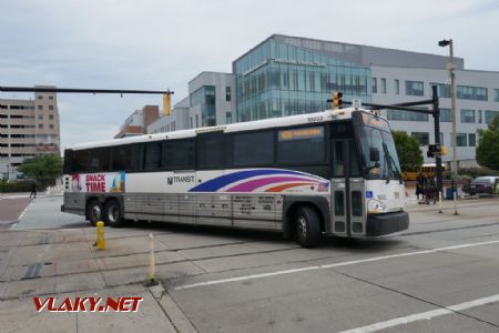Camden: autobus MCI D4500CT na lince NJ Transit, 29. 7. 2022 © Libor Peltan