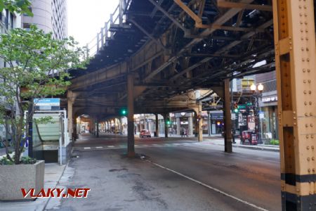 Chicago/Clark/Lake: ulice v rohu Loopu a vstup do stanic(e) v Dearborn Street Tunnelu, 24. 7. 2022 © Libor Peltan