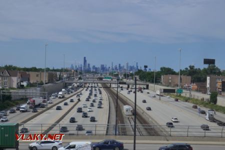 Chicago/Dan Ryan Expressway: výhled ze zelené linky na červenou vedoucí středem dálnice, 25. 7. 2022 © Libor Peltan