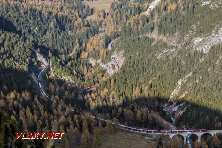 29.10.2022 – Najdlhší osobný vlak zjazduje smer Bergün, Albula © Tomáš Votava