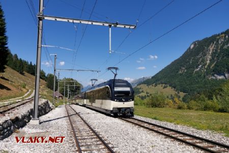 Les Cases, přijíždí vlak směr Montreux, 16.8.2022 © Tomáš Kraus