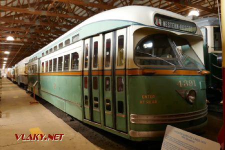 Illinois Railway Museum: pozdní chicagské PCC (St. Louis Car Company 1948) s asymetricky širokou skříní, 26. 7. 2022 © Libor Peltan