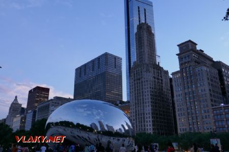 Chicago/Millennium Station: selfíčkovač s výhledem na skyline je atraktorem turistů, 25. 7. 2022 © Libor Peltan