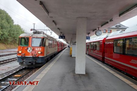 Scuol-Tarasp, lokomotiva Ge 4/4 odveze vlak do Disentisu, 29.9.2022, © Tomáš Kraus