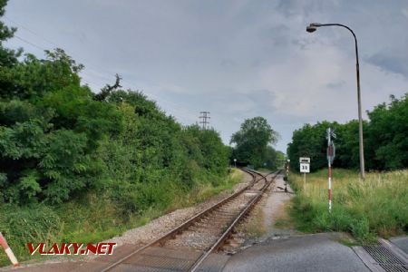 Hořelice, kolej vlevo směr Nučice, rovně směr Lomy Mořina, vzadu most tratě na Beroun, 19.8.2022, Tomáš Kraus