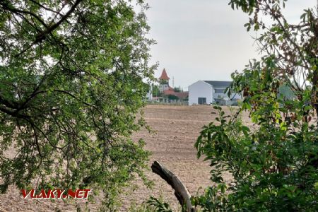 Červený Újezd, pohled na místní hrad z tělesa dráhy, 19.8.2022, Tomáš Kraus