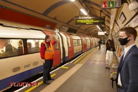 Camden Town: výpravčí v metru také informuje o tom, kterou tratí nejbližší vlak Northern Line pokračuje dál do centra, 13. 6. 2022 © Libor Peltan