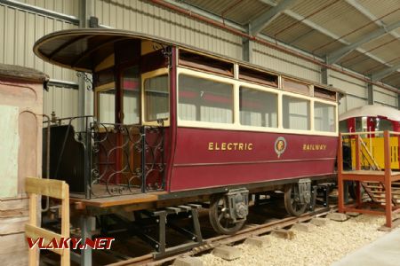 Havenstreet/muzeum: elektrická tramvaj z Ryde (1911 na starším podvozku) v probíhající opravě, 18. 6. 2022 © Libor Peltan