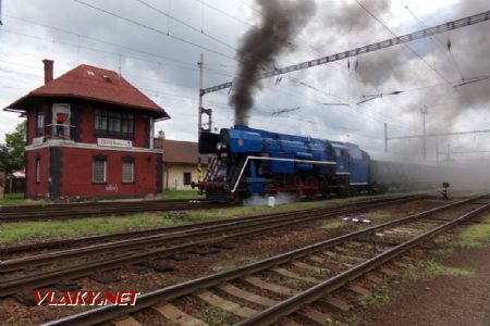 Tretí mimoriadny vlak prechádza popod stavadlo a mieri do Bystrice, 10.6.2023, Zvolen © S.Langhoffer