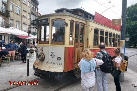 Porto, tramvaj přijíždí do zastávky Clérigos, 9.6.2023, Tomáš Kraus