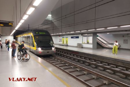 Porto, metro přijíždí do stanice Aliados, 10.6.2023, Tomáš Kraus