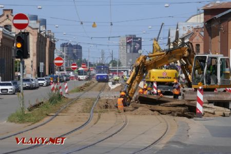 Rīga/Turgeneva iela: tramvaj využívá trolej nad vyloučenou kolejí, 9. 6. 2023 © Libor Peltan