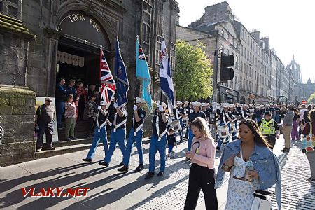 Marš kapela s úspechom postupuje po High Street, Edinburgh; máj 2023 © Tomáš Votava