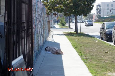 Los Angeles, bezdomovec u motelu, 14.10.2023 © Jiří Mazal