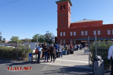 El Paso, lidé už jsou seřazení do fronty pro nástup, 16.10.2023 © Jiří Mazal