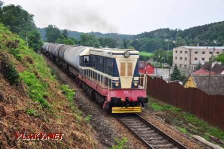 Bežným výkonom ťapiek u českých dopravcov sú však nákladné vlaky, stroj 721.122 v čele súpravy cisternových vozňov, Vinec, 13.6.2018 © Martin Nezdara