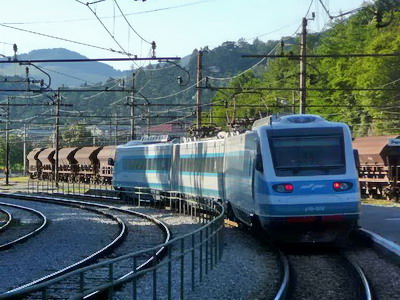 Vlak EC 50 Casanova vedený jednotkou řady 310 SŽ opouští stanici Postojna, 13.7.2007, © Tomáš Kraus
