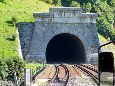 Portál bohinjského tunelu se nachází přímo na zhlaví stanice Podbrdo, 14.7.2007, © Tomáš Kraus