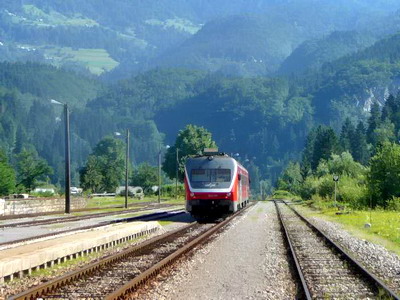 Osobní vlak do Jesenice opouští stanici Bohinjska Bistrica, 14.7.2007, © Tomáš Kraus