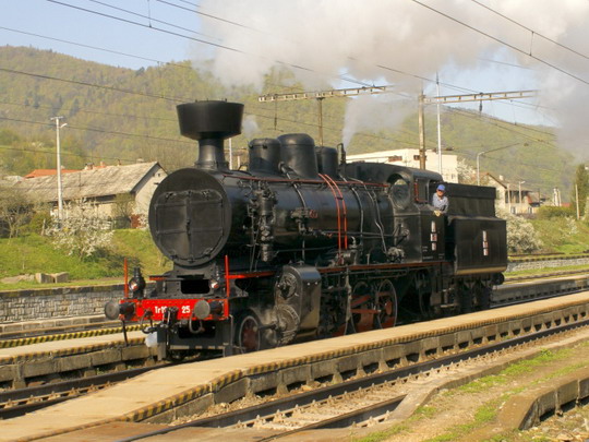  27.4.2008 - nádraží Margecany: polská parní lokomotiva TR12 při objíždění soupravy © Jiří Řechka
