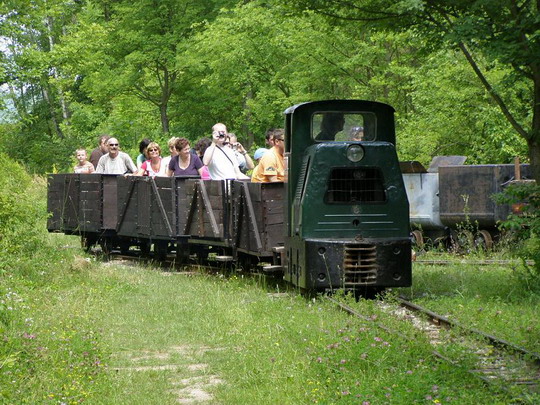 Vláčik na trati (vpravo koľaj do štôlne), 28.6.2008, © Peter Bado